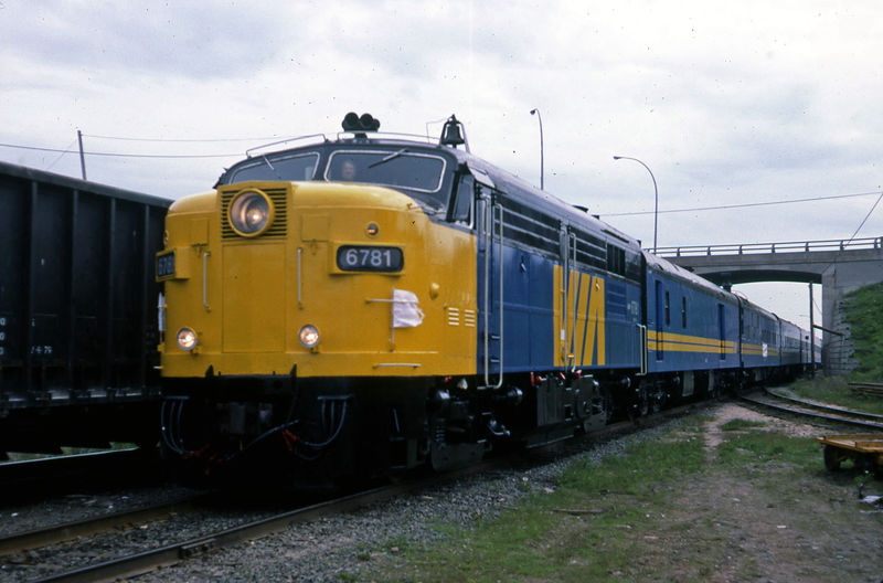 File:55-033 Via 6781 at Windsor, NS 870530.jpg