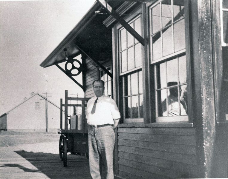 File:AylesfordStation 1947 YomanMorrison stationAgent.jpg