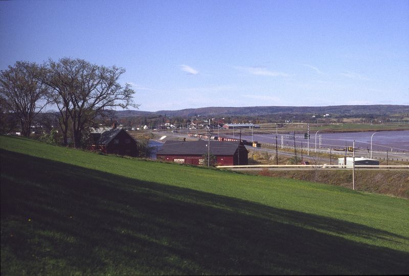 File:CP8132 wb Windsor causeway 1230 17OC79.jpg