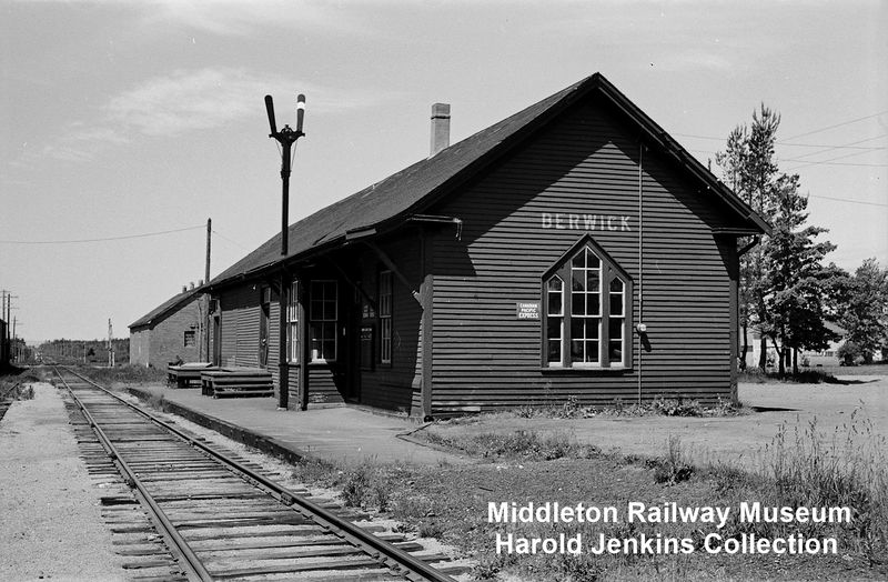 File:DAR - Berwick Station-Harold Jenkins Photo-15August1963.JPG