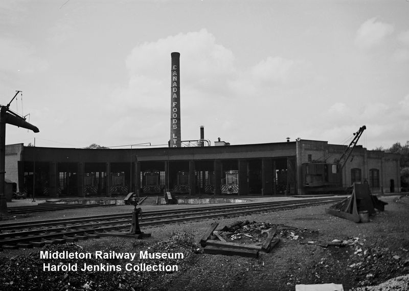 File:DAR - Kentville Roundhouse with Engine 8134-12June1960.JPG