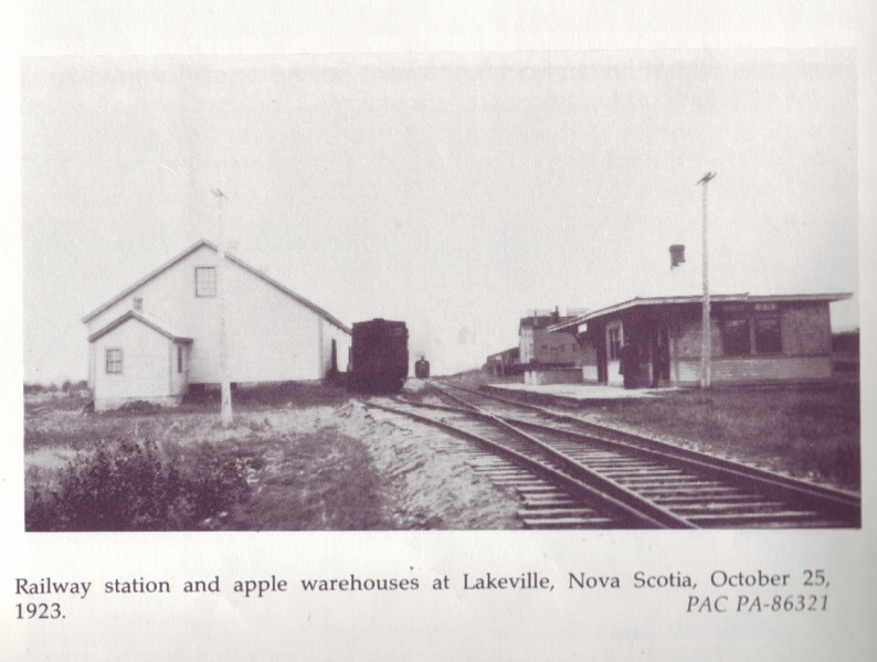 File:Lakeville station 1923.jpg